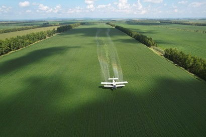 北大荒集團二龍山農場 一噴多促 促進作物豐產